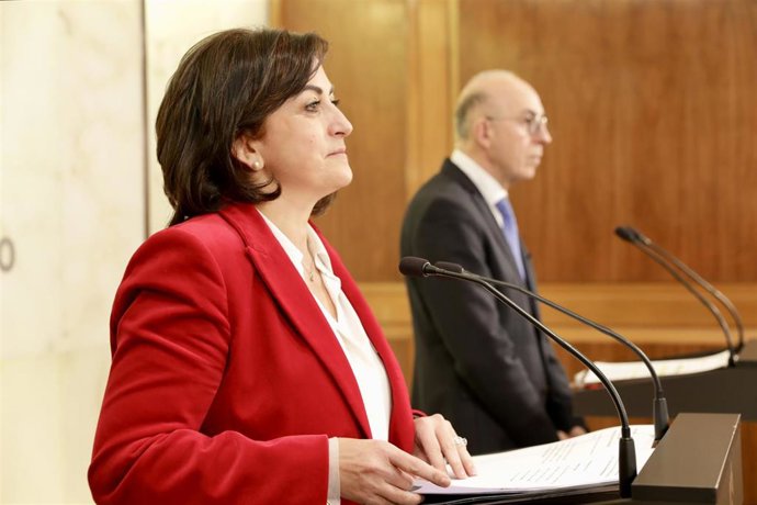 La presidenta del Gobierno, Concha Andreu, junto al rector de la UR, Juan Carlos Ayala