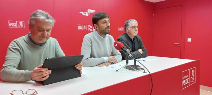 El secretario de Política Institucional en la dirección del PSOE de Salamanca, Fran Díaz (c), el portavoz del PSOE en la Diputación, Fernando Rubio (i), y el diputado provincial, Manuel Ambrosio Sánchez (d)