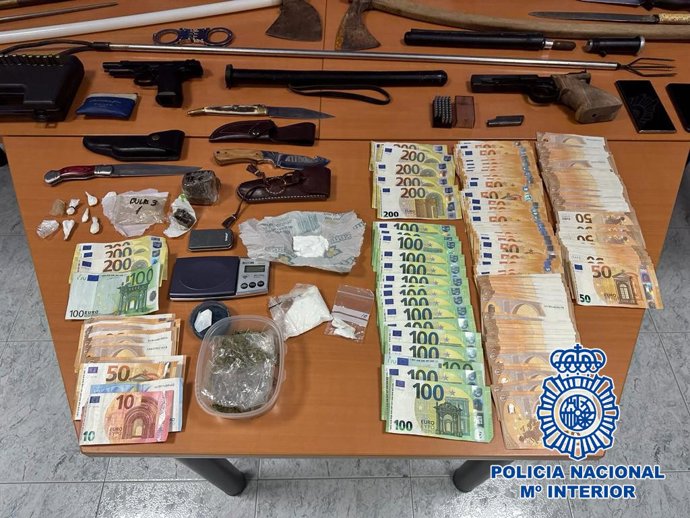 Armas y dinero intervenido