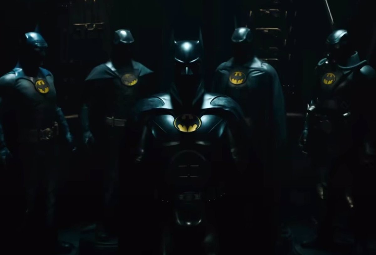 Por qué el Batman de Michael Keaton tiene 7 trajes en The Flash?