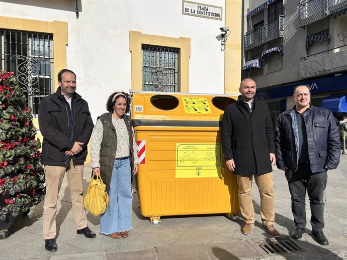 Fernando Pérez Serrano, concejal delegado de Infraestructuras, y Antonio López, gerente de Ecoembes en Andalucía, han presentado este sistema de reciclaje con "recompensas" para los vecinos.