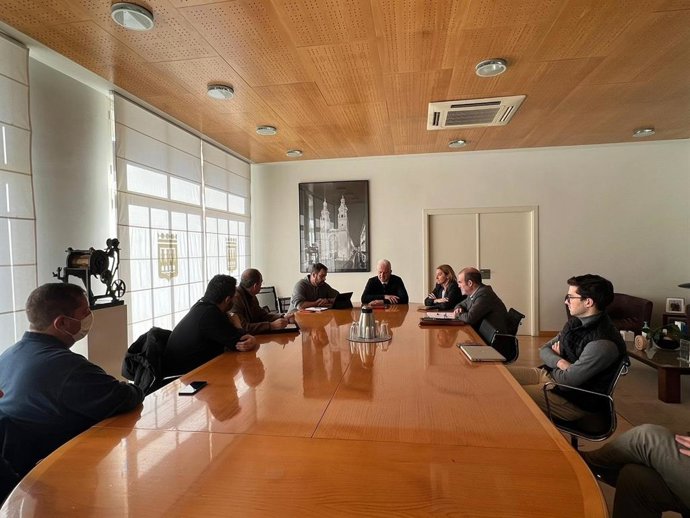 Reunión entre administraciones y vecinos para avanzar en el consultorio de Los Lirios