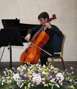 Álvaro Cabanillas tocando el violoncello.