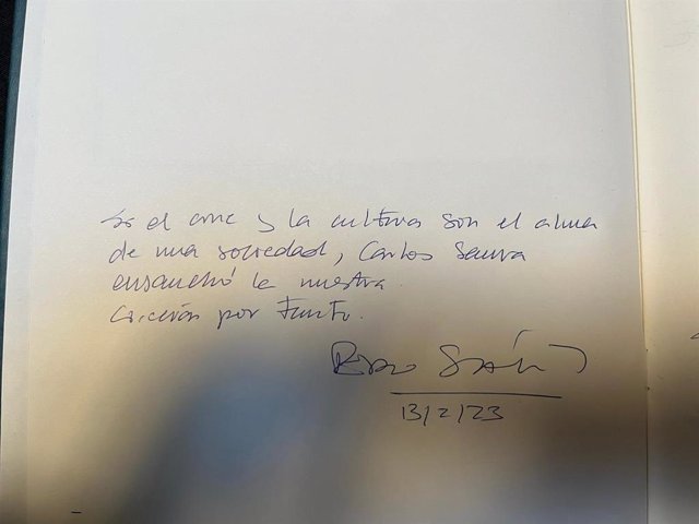 Mensaje de Pedro Sánchez en el libro de concolencias de Carlos Saura, en la capilla ardiente ubicada en la sede de la Academia de Cine, en Madrid