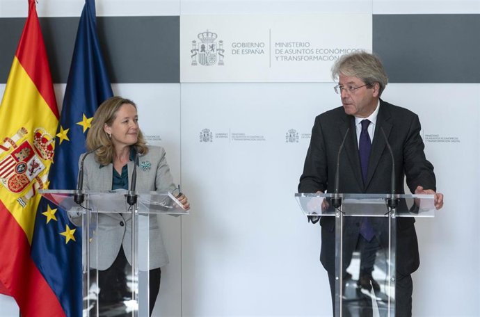 Archivo - La vicepresidenta primera y ministra de Asuntos Económicos y Transformación Digital, Nadia Calviño y el comisario europeo de Economía, Paolo Gentiloni, comparecen en rueda de prensa en 2021.