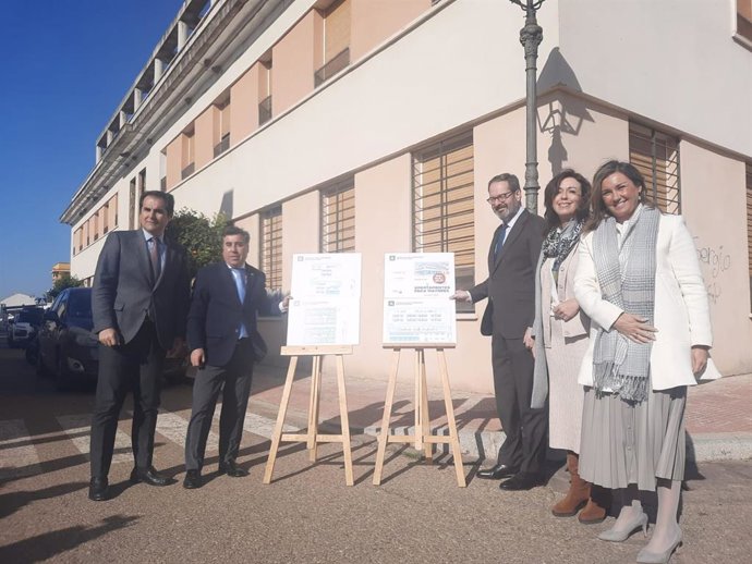 Nieto y Ruiz Madruga (izda.), junto al resto de autoridades en la presentación del proyecto de apartamentos para mayores en Encinarejo.