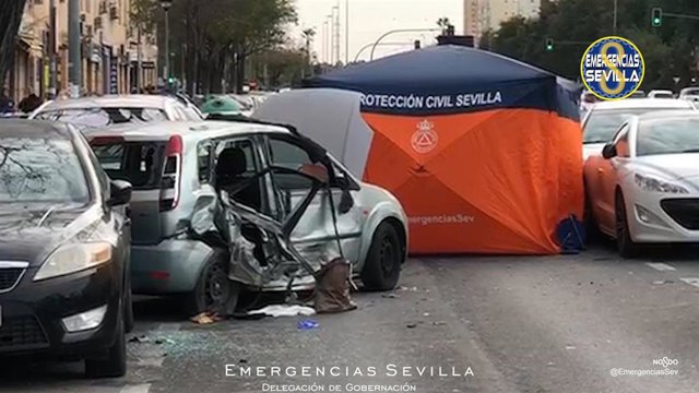 Colisión múltiple en la calle Parque Grazalema de Pino Montano.