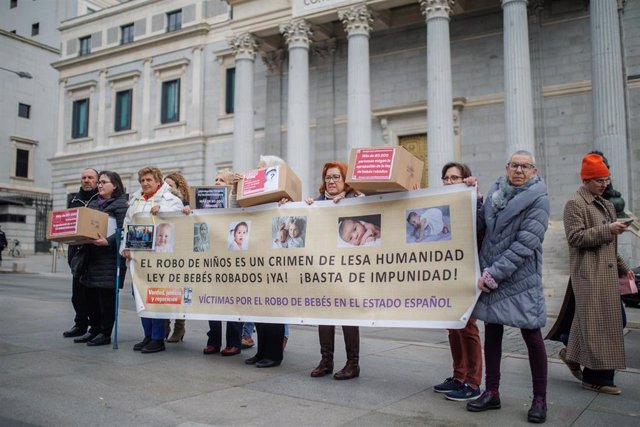 Varias personas pertenecientes a las asociaciones promotoras de la Ley de ‘bebés robados’ en el Estado español protestan antes de la entrega de más de 74.000 firmas, en el Congreso de los Diputados, a 7 de febrero de 2023, en Madrid (España). 