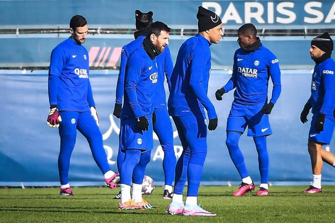 13 February 2023, France, Saint-Germain-En-Laye: PSG's Lionel Messi (2nd L) and Kylian Mbappe (3rd L) practice during a training session at the Ooredoo Center, ahead of Tuesday's UEFA Champions League round of 16 soccer match against Bayern Munich. Phot