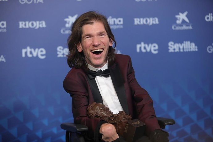 El ganador a Mejor Actor Revelación Telmo Irureta posa con su premio durante la gala de la 37 edición de los Premios Goya en el Palacio de Congresos y Exposiciones FIBES, a 11 de febrero de 2023, en Sevilla, Andalucía (España). La Academia celebra la ca