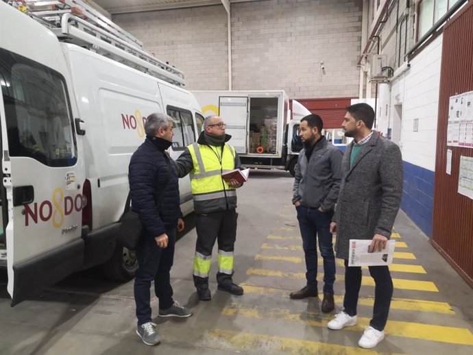 El candidato de IU a las elecciones municipales a la Alcaldía de Sevilla, Ismael Sánchez, con el concejal de Podemos-IU, Daniel González Rojas, en las instalaciones del servicio municipal de mantenimiento.