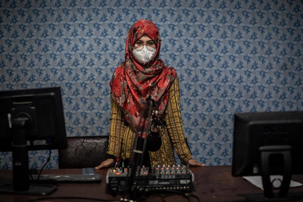 Archivo - La periodista afgana Nadia Safi posa en el estudio de Radio Zohra, una emisora integrada por mujeres en la provincia de Kunduz, en el norte de Afganistán