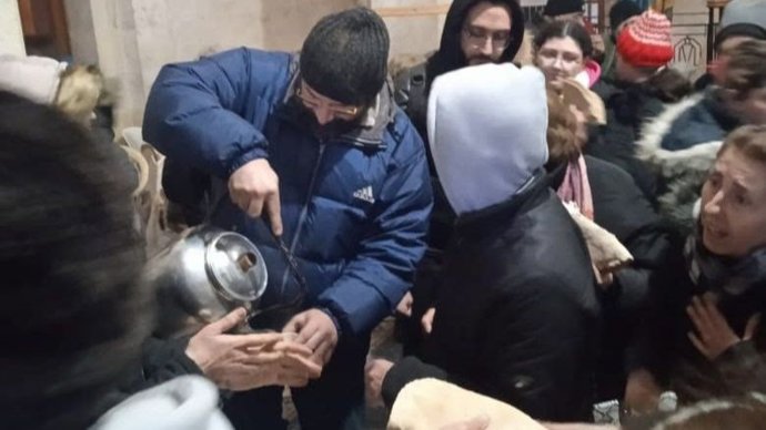 Ciudadanos sirios esperan para recibir una bebida caliente.