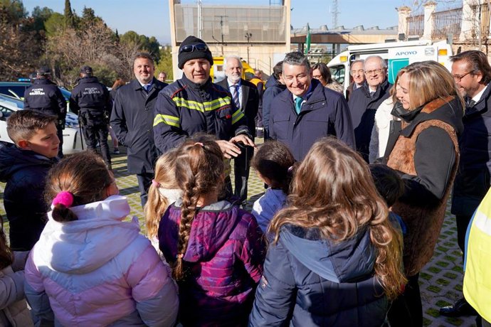 El consejero de la Presidencia, Interior, Diálogo Social y Simplificación Administrativa, Antonio Sanz, con un grupo de escolares en los actos  organizados con motivo del Día Europeo del 112 