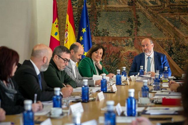 El vicepresidente de Castilla-La Mancha, José Luis Martínez Guijarro, preside, en el Palacio de Fuensalida, la reunión del Consejo de Diálogo Social acompañado por la consejera de Economía, Empresas y Empleo, Patricia Franco
