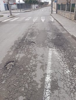 Una de las calles de Binissalem, con el asfalto deteriorado.