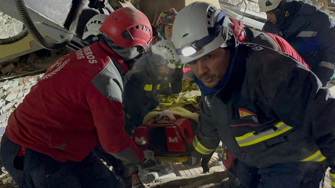 Bomberos durante el rescate de una joven atrapada en los escombros tras el derrumbre de viviendas en Turquía debido al terremoto. Achivo. 