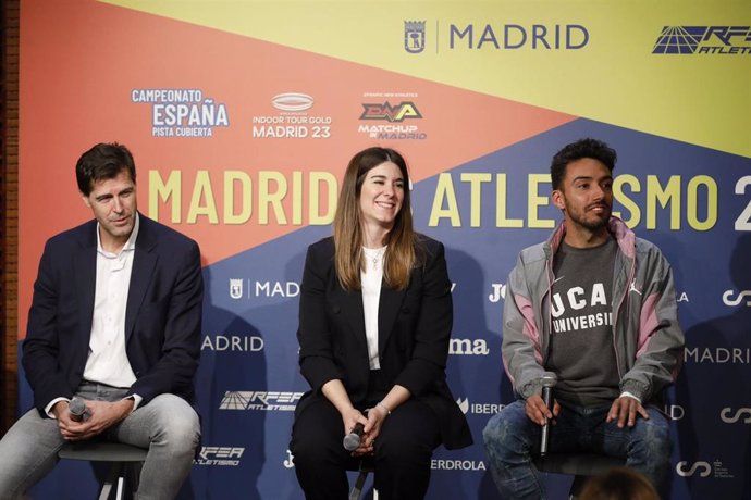 El presidente de la RFEA, Raúl Chapado, la Titular Delegada del Área de Deporte del Ayuntamiento de Madrid, Sofía MIranda, y el atleta Fernando Carro.