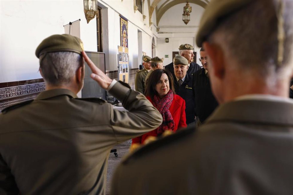 La ministra de Defensa, Margarita Robles, durante la visita a el Mando de Adiestramiento y Doctrina (Madoc) del Ejército General de Tierra en Granada a 13 de febrero del 2023 en Granada (Andalucía, España)