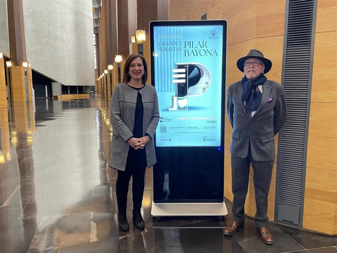 La vicealcaldesa, Sara Fernández, y el director del Auditorio de Zaragoza, Miguel Ángel Tapia, durante la presentación del XXVI Ciclo de Grandes Solistas Pilar Bayona.