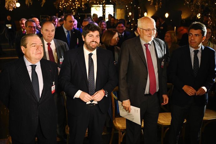 El presidente del Gobierno regional, Fernando López Miras, en el pleno de la Asociación Valenciana de Empresarios (AVE)