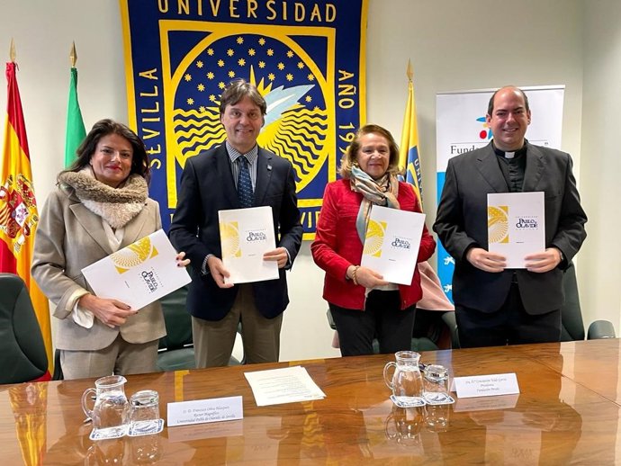 De izquierda a derecha, Ana María Soler Nieto, de la Fundación la Caixa; Francisco Oliva, rector de la UPO; Concha Yoldi, presidenta de la Fundación Persán; y Andrés Pablo Guija, presidente de Cáritas Universitaria de Sevilla.