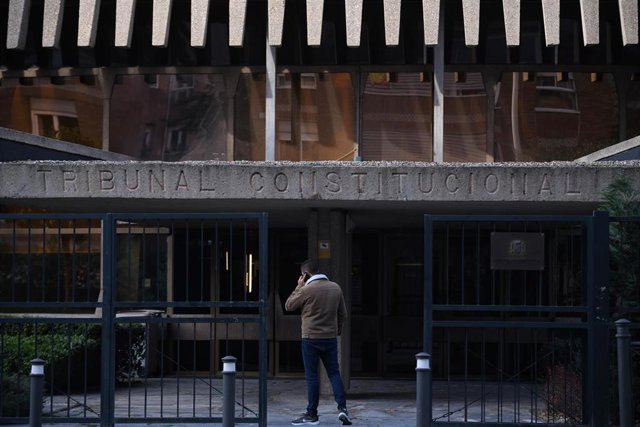 Archivo - Una persona frente a la sede del Tribunal Constitucional 