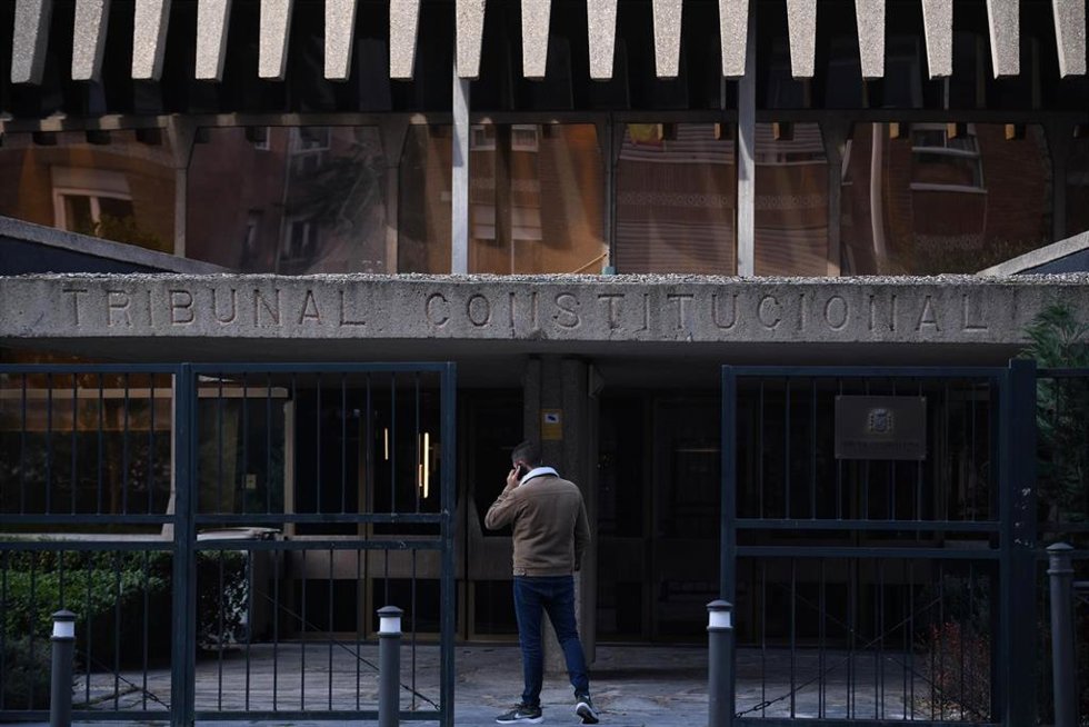 Archivo - Una persona frente a la sede del Tribunal Constitucional 