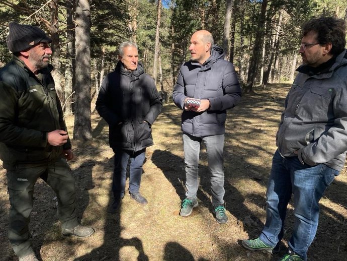 El director general de Medio Natural y Gestión Forestal, Diego Bayona, en su visita a los montes de Cedrillas.