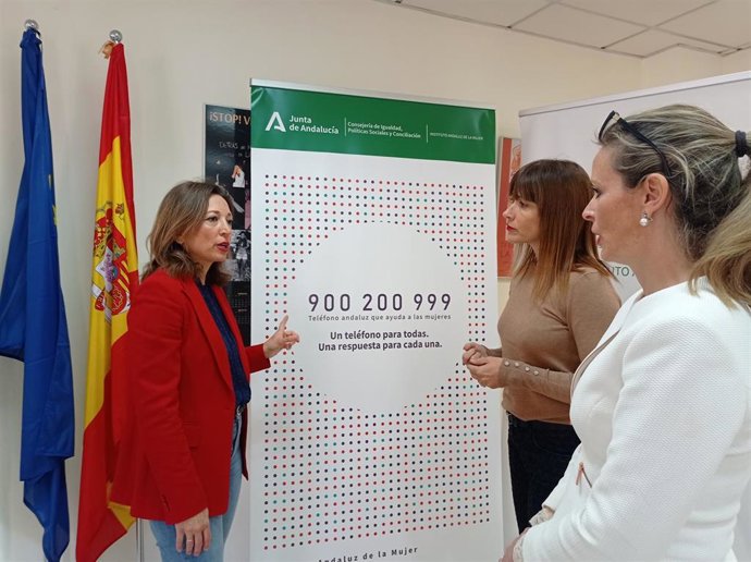 La Delegada Del Gobierno Andaluz En Málaga, Patricia Navarro, Junto Con La Delegada Territorial De Inclusión Social, Juventud, Familias E Igualdad, Ruth Sarabia, Y La Coordinadora Del IAM, Remedios Cueto,