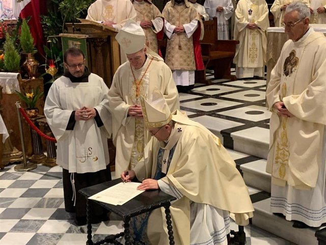 Francisco Cerro firma el hermanamiento.