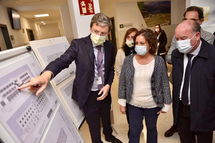 La consejera de Salud y Consumo, Catalina García, visita distintas instalaciones sanitarias de Antequera, junto al alcalde, Manuel Barón.