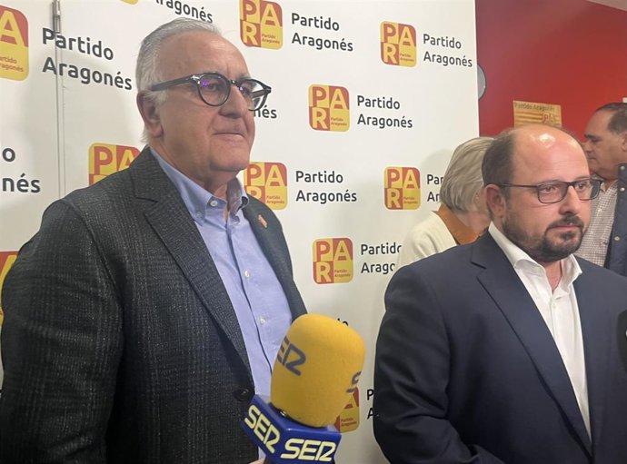 El presidente del PAR, Clemente Sánchez-Garnica (izda), junto al secretario general, Alberto Izquierdo (dcha).