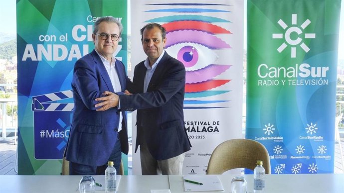 El director general de Radio Televisión de Andalucía (RTVA), Juande Mellado, durante la firma del convenio de colaboración con  Juan Antonio Vigar, director del Festival de Málaga