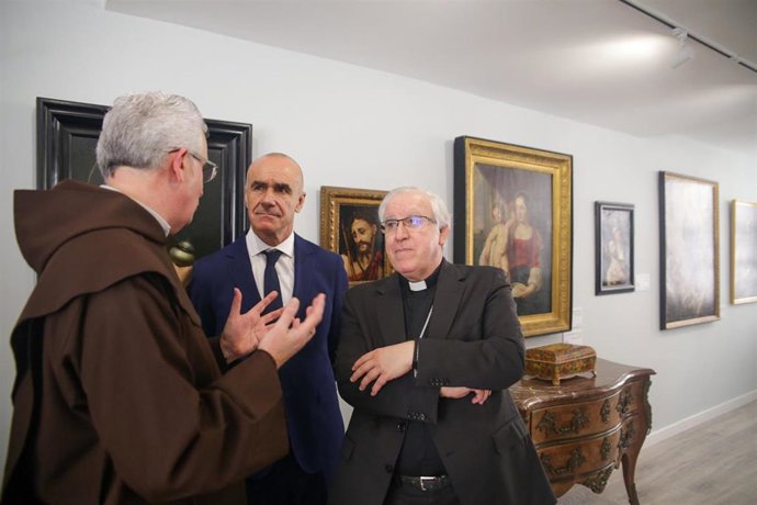 El padre prior del Convento del Santo Ángel, Fran Juan Dobado, explica la intervención al alcalde de Sevilla, Antonio Muñoz, y al arzobispo de Sevilla, José Ángel Saiz Meneses.