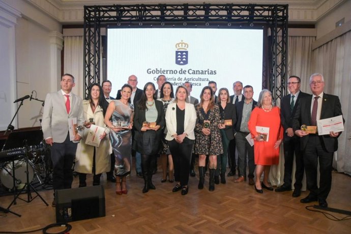Foto de familia de los galardonados en los Premios Agrarios, Pesqueros y Alimentarios