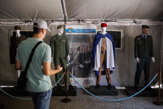 Archivo - Una persona observa diferentes trajes militares en una exhibición de la Unidad Canina de Infantería de Marina de Madrid con motivo del Día de las Fuerzas Armadas