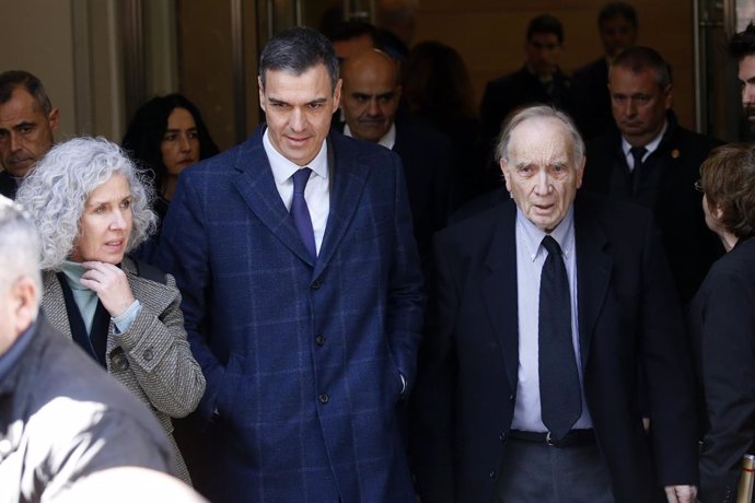 El presidente del Gobierno, Pedro Sánchez, y el director de cine, Fernando Méndez-Leite, salen de la capilla ardiente del director Carlos Saura instalada en la Academia de Cine, a 13 de febrero de 2023, en Madrid (España).