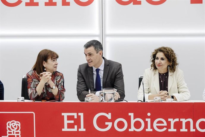 La presidenta del PSOE, Cristina Narbona; el secretario general del PSOE y presidente del Gobierno, Pedro Sánchez, y la ministra de Hacienda y Función Pública, María Jesús Montero, durante la reunión de la Comisión Ejecutiva Federal en Ferraz. 