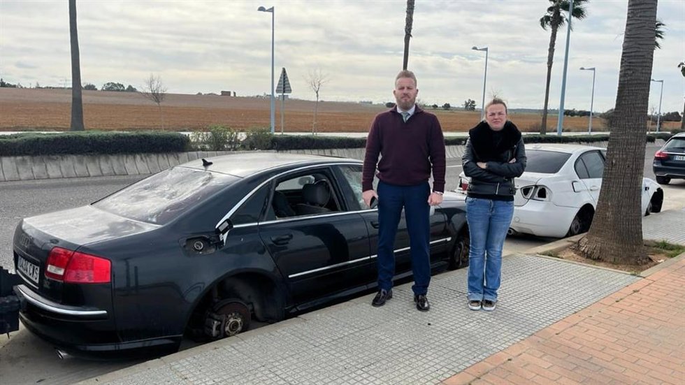 El portavoz del grupo municipal de Vox en el Ayuntamiento de Dos Hermanas, Adrián Trashorras, y la portavoz adjunta, Teresa de Terry.