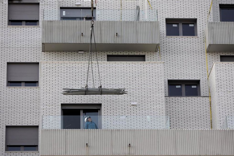 Archivo - Un hombre trabaja en una obra, a 10 de febrero de 2022, en Madrid (España).