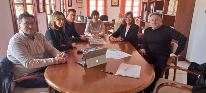 Miembros del Govern y representantes del Ayuntamiento de Ciutadella durante una reunión.
