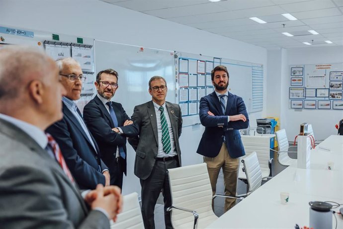 El vicepresidente de la Junta, Juan García-Gallardo (dcha), y el consejero de Industria, Comercio y Empleo, Mariano Veganzones (segundo por la dcha), en la visita a la planta de Campofrío.