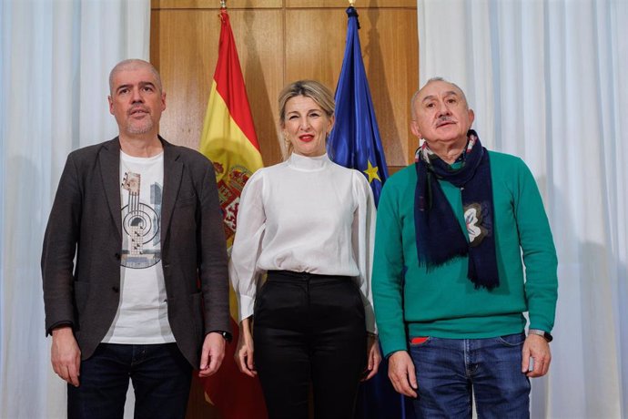 (I-D) El secretario general de CCOO, Unai Sordo; la vicepresidenta segunda y ministra de Trabajo y Economía Social, Yolanda Díaz y el secretario general de UGT, Pepe Álvarez, en el Ministerio de Trabajo, a 31 de enero de 2023, en Madrid (España). 