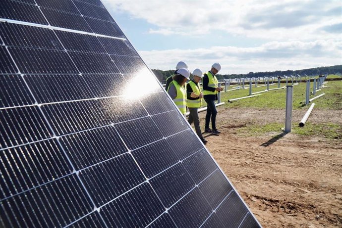 Representantes del Govern, en la visita al parque agrisolar de es Mercadal, en Menorca.