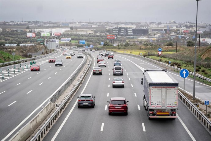 Archivo - Varios coches circulan por la autovía del Suroeste, A-5, a 8 de enero de 2023, en Madrid (España)