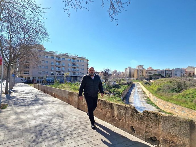 El presidente del PP de Palma y candidato a la alcaldía, Jaime Martínez, se compromete con los vecinos de Bons Aires y Arxiduc a la reforma integral del torrente de Sa Riera