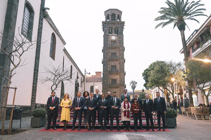 Archivo - Alcaldes y alcaldesas del Grupo de Ciudades Patrimonio de la Humanidad de España (GCPHE) frente a la torre de La Concepción de La Laguna