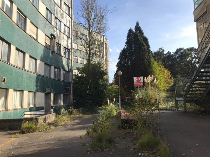 Archivo - Edificio del antiguo HUCA sin seguridad. 