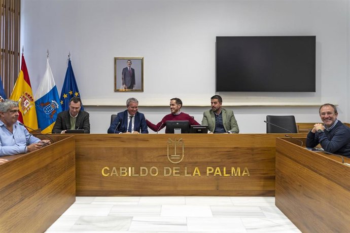 El consejero de Obras Públicas, Transportes y Vivienda del Gobierno de Canarias, Sebastián Franquis, junto a los representantes del Cabildo de La Palma y los alcaldes y alcaldesa de El Paso, Tazacorte y Los Llanos de Aridane
